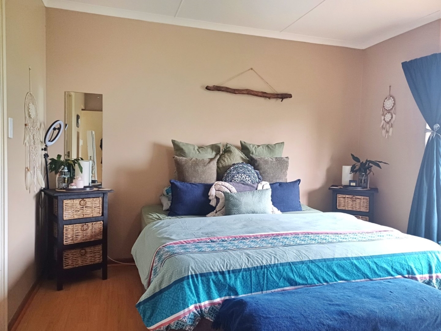 5 Bedroom Property for Sale in Reebok Western Cape